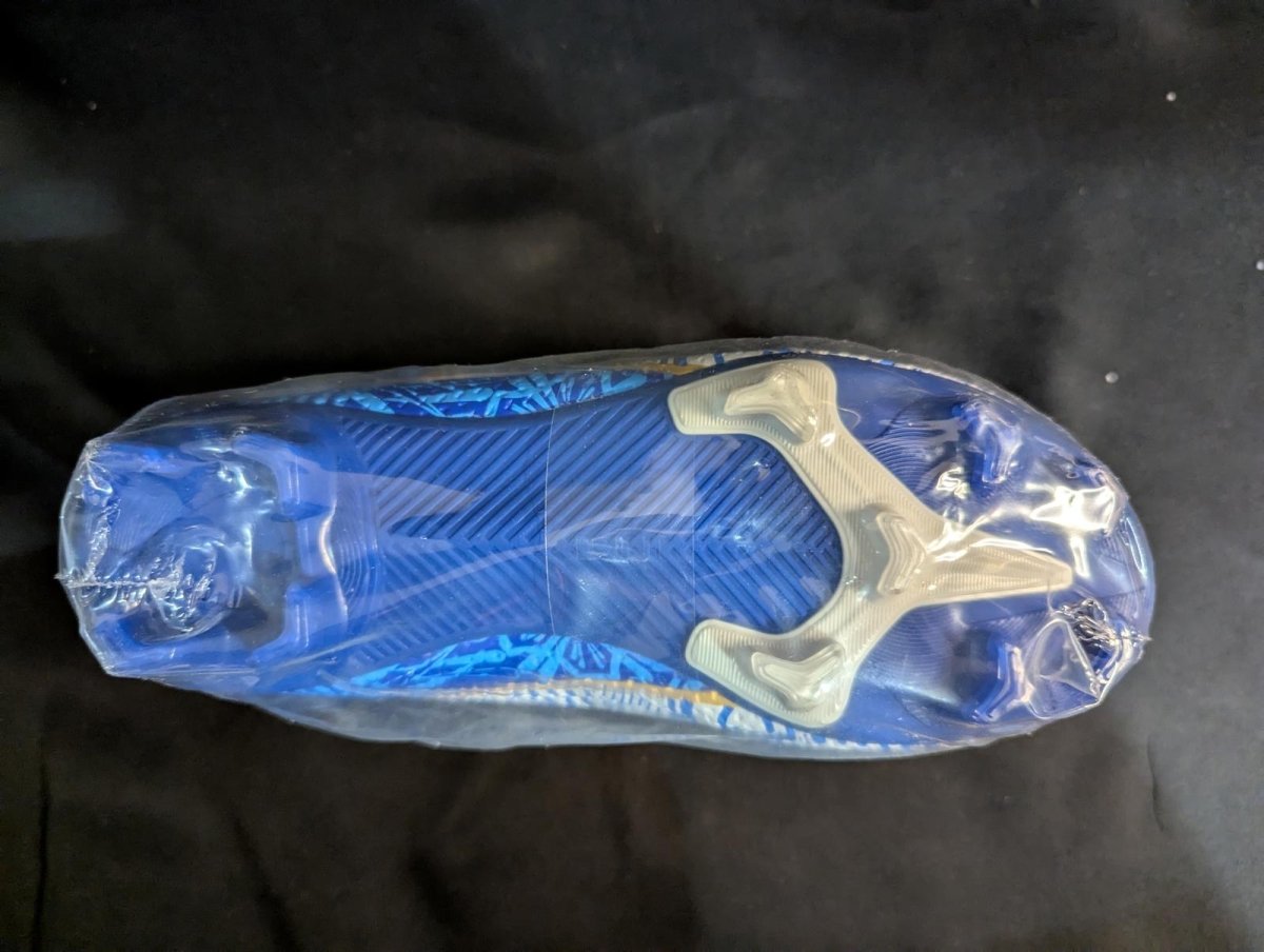 NEW Youth High - Top Football Soccer Cleats Black White Graphic EU 35 (US Y 3 - 4) - Sole & Drip